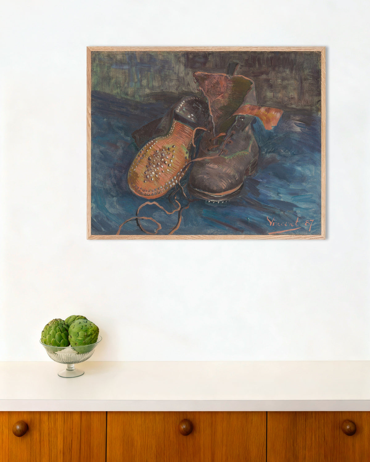 Poster med Ett par stövlar (1887) av Vincent van Gogh, med naturfärgad träram