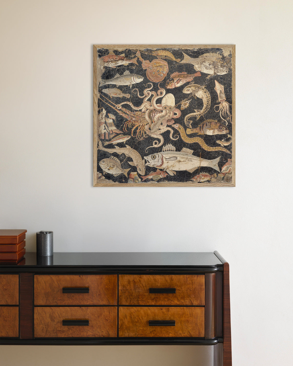 Poster med Mosaik med marint liv från det antika Pompeji – romerska havsdjur som poster, med naturfärgad träram