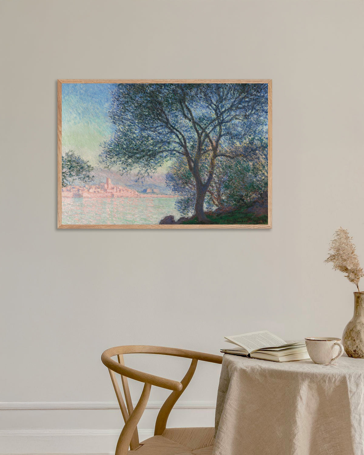 Poster Antibes sett från La Salis (1888) av Claude Monet med ram i naturträ