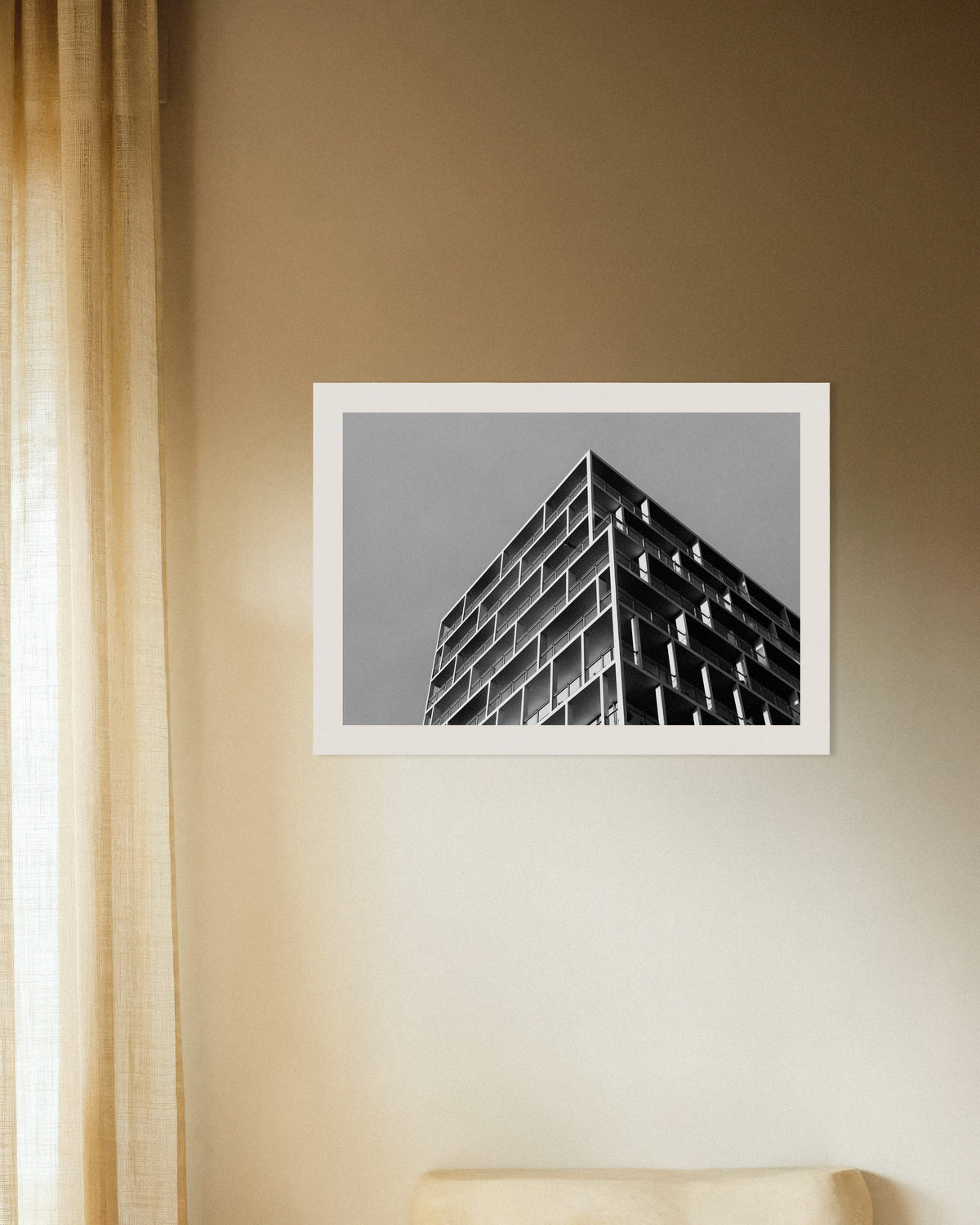 Poster ”Balkonghörn under grå himmel”