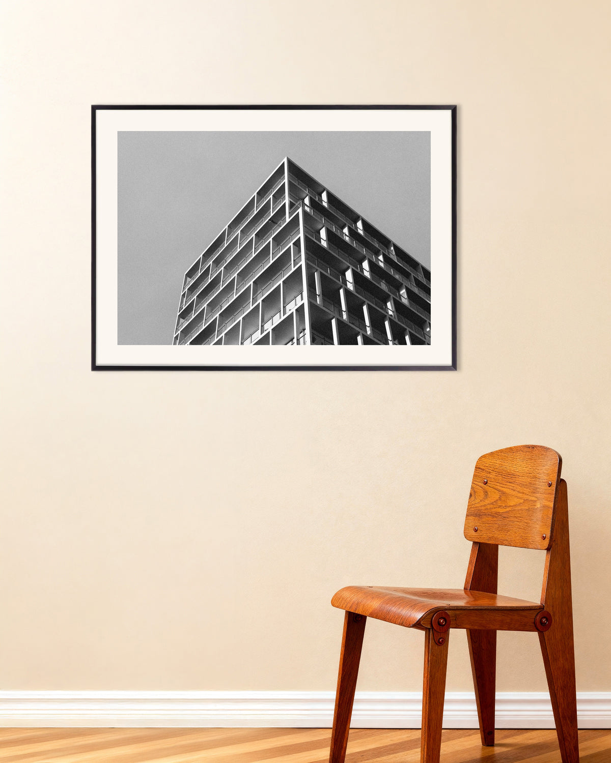 Poster ”Balkonghörn under grå himmel”, med metallram