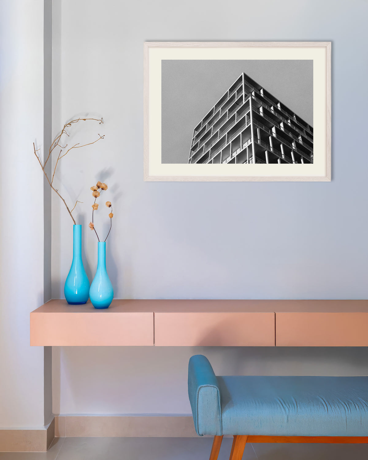 Poster ”Balkonghörn under grå himmel”, med vit träram