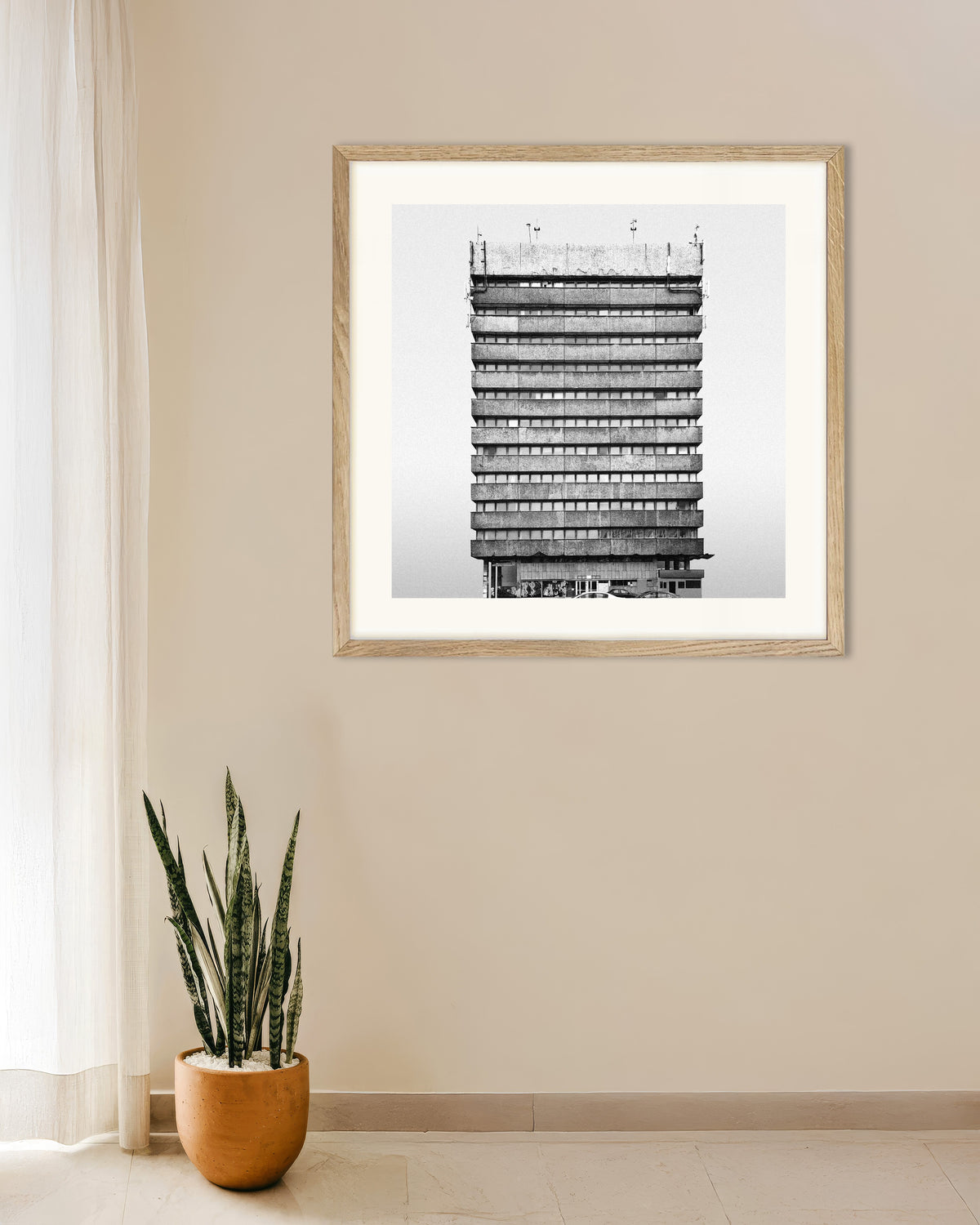 Poster ”Randig kontorsbyggnad”, med ram i naturträ