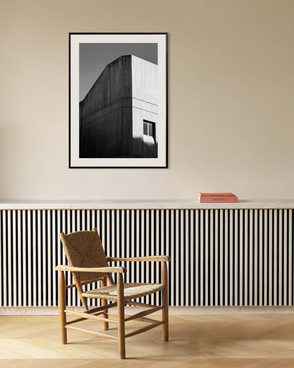 Poster ”Hörn i brädgjuten betong”, med metallram