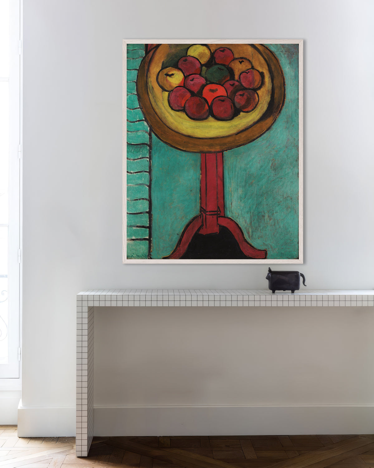 Poster av Skål med äpplen på ett bord (1916) av Henri Matisse, med vit träram