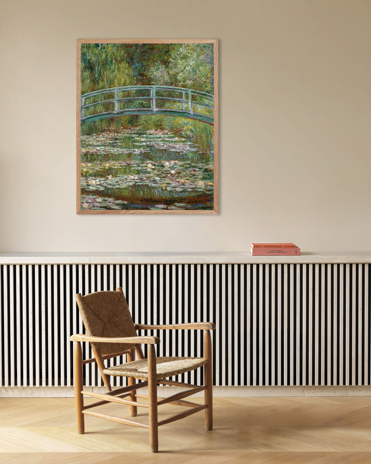 Poster Bro över näckrosdammen (1899) av Claude Monet med ram i naturträ