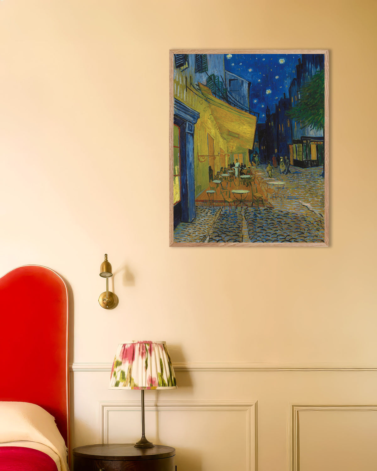 Poster med Kaféterrass på natten (1888) av Vincent van Gogh, med ram i naturträ