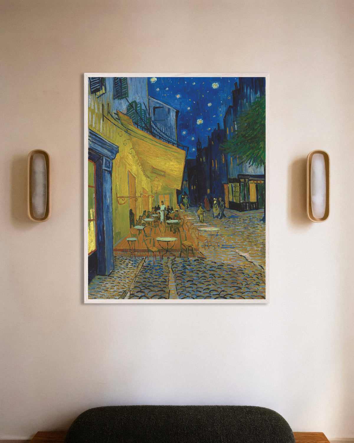 Poster med Kaféterrass på natten (1888) av Vincent van Gogh, med vit träram