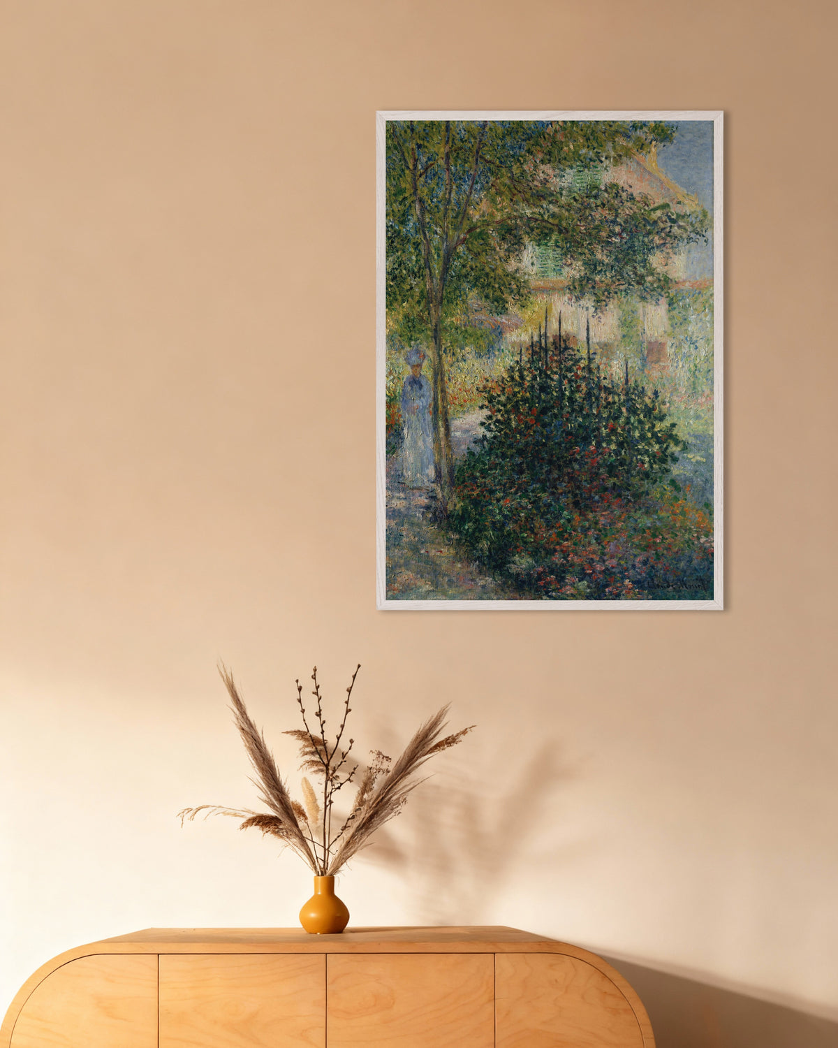 Poster Camille Monet i trädgården i Argenteuil (1876) av Claude Monet med vit träram