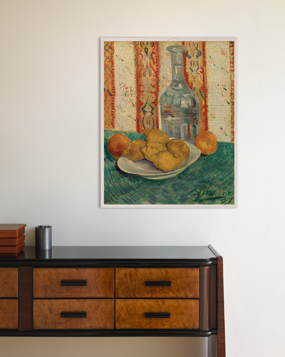Poster av Karaff och fat med citrusfrukter (1887) av Vincent van Gogh, med vit träram