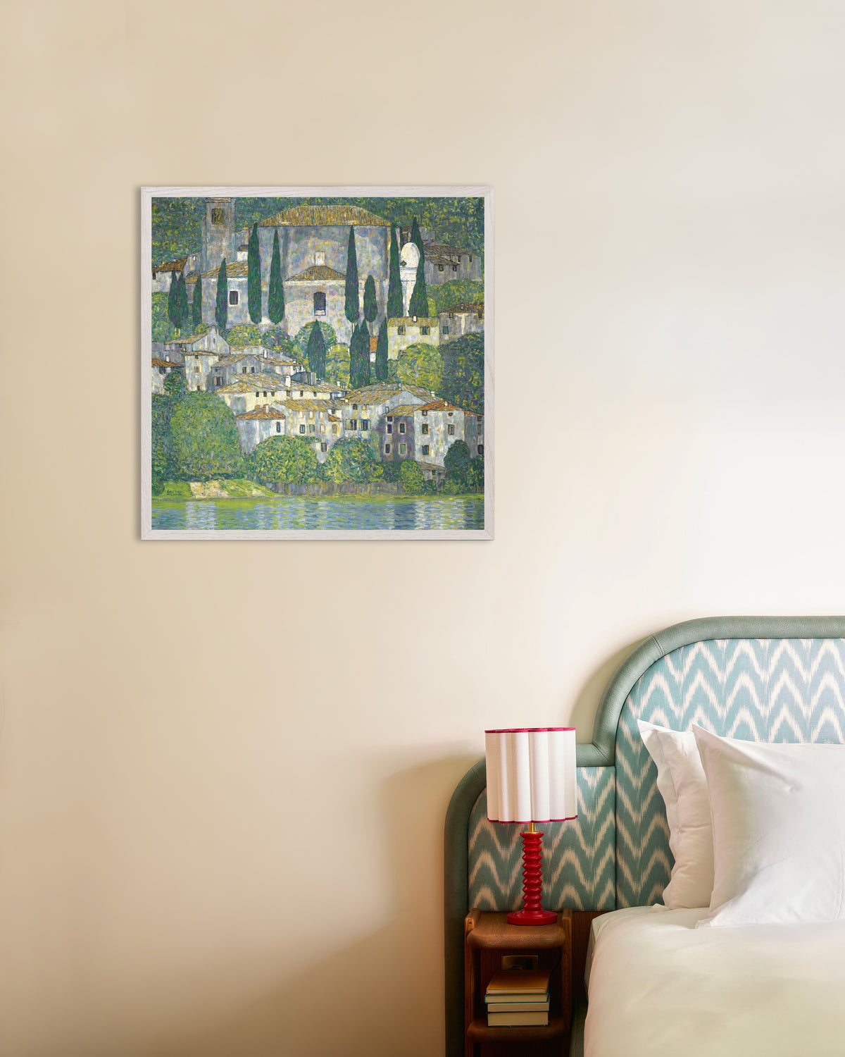 Poster Kyrka i Cassone (Landskap med cypresser) (1913) av Gustav Klimt med vit träram