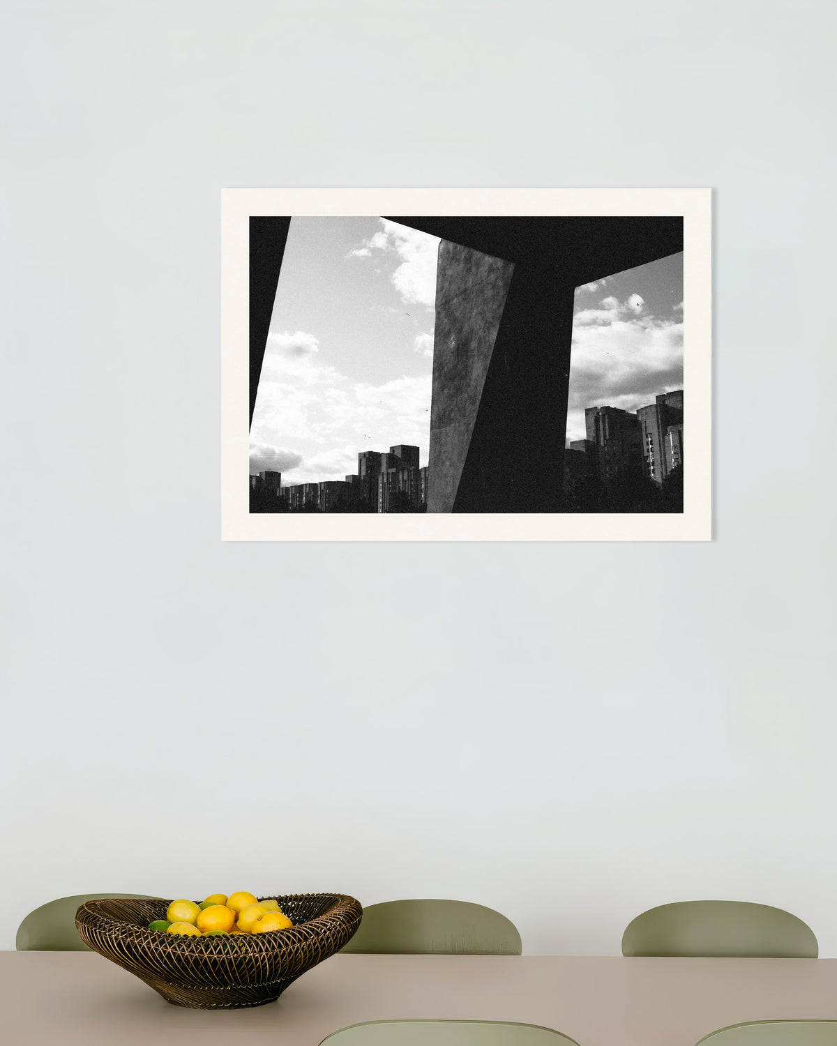 Poster ”Staden sedd mellan betongpelare”