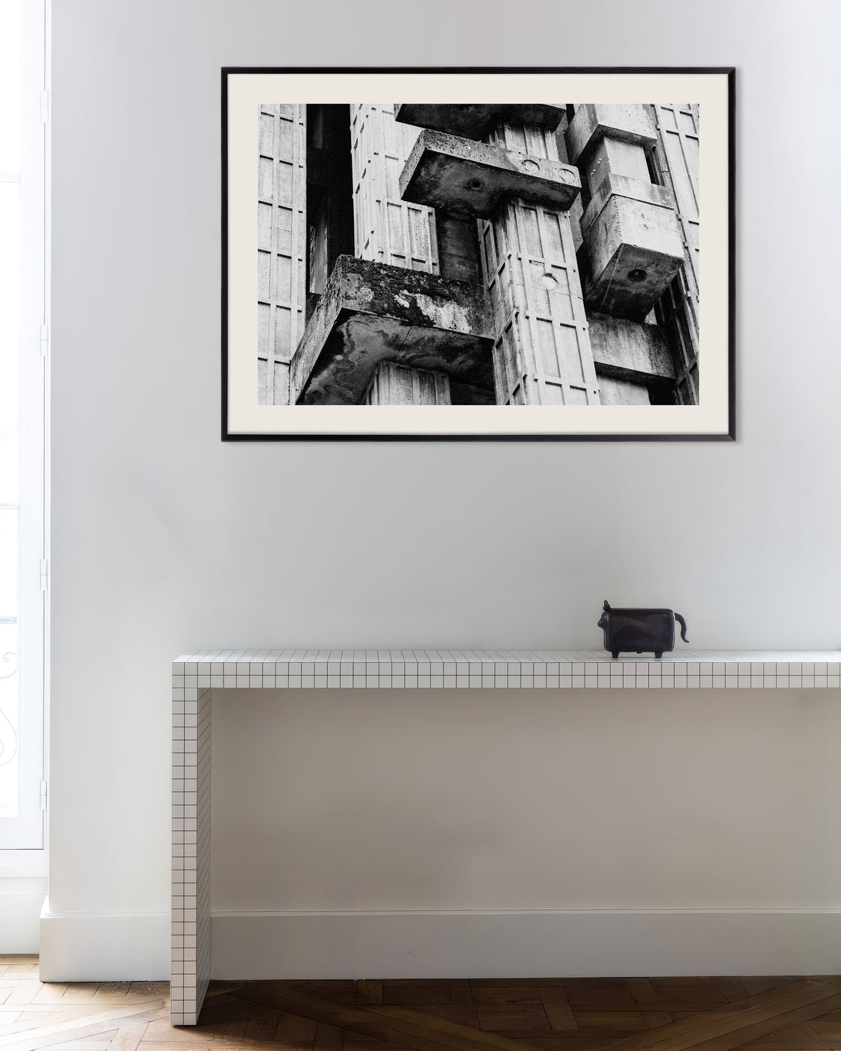 Poster ”Närbild av väderbitna betongblock”, med metallram