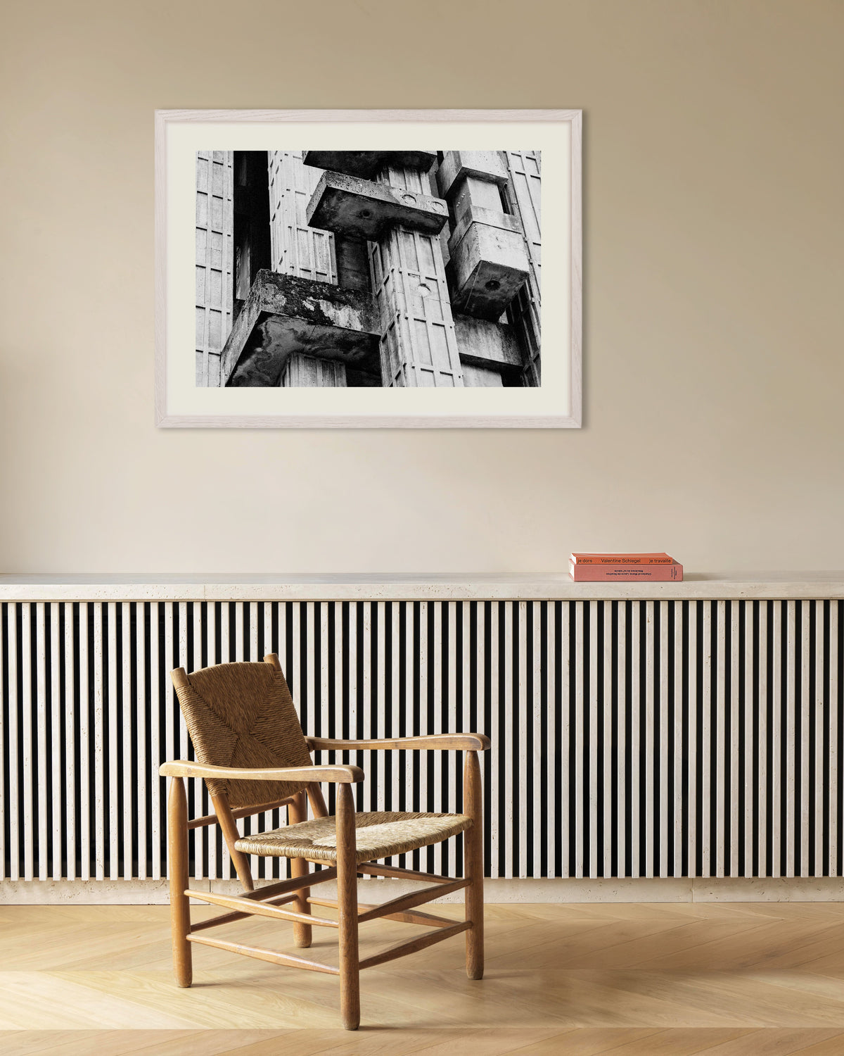 Poster ”Närbild av väderbitna betongblock”, med vit träram