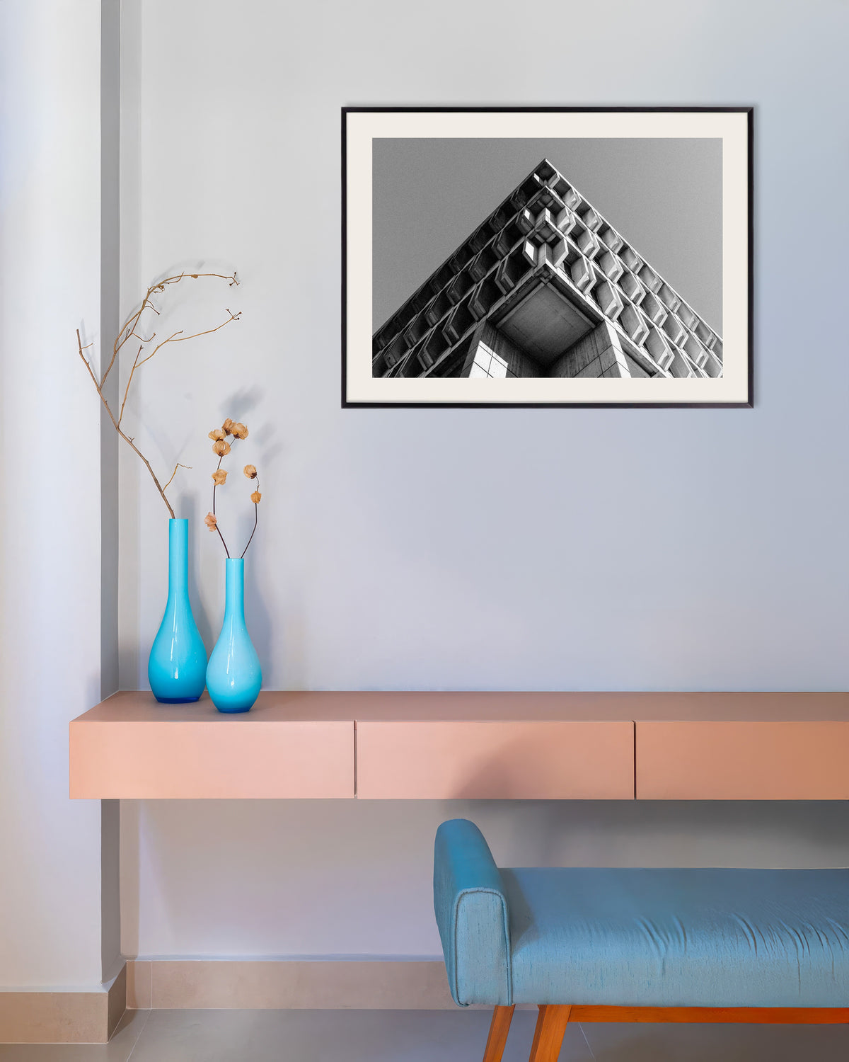 Poster ”Kassetterat hörn i skarpt perspektiv”, med metallram