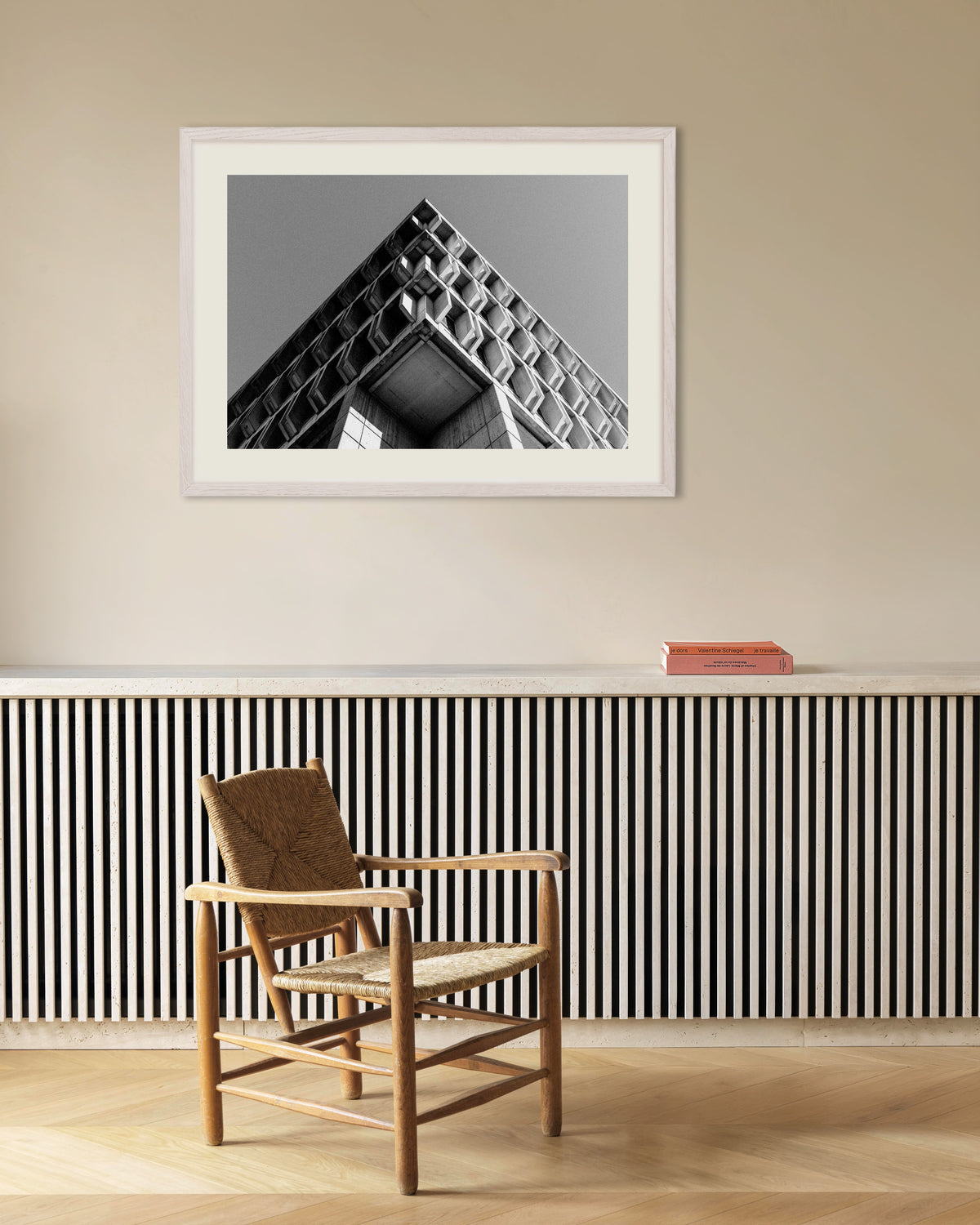 Poster ”Kassetterat hörn i skarpt perspektiv”, med vit träram