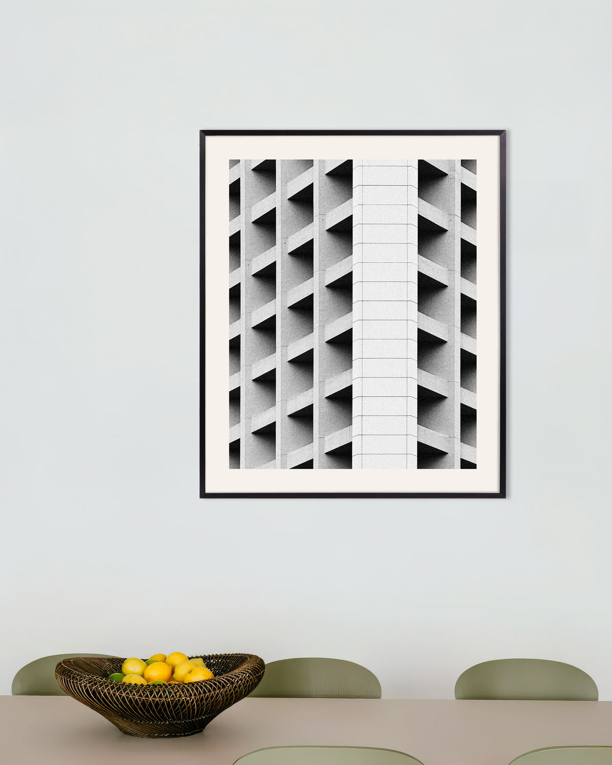 Poster ”Kassetterad fasad med vit mittlinje”, med metallram