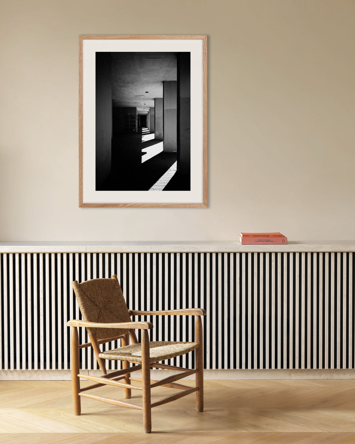 Poster ”Kolonnad med solränder”, med ram i naturträ