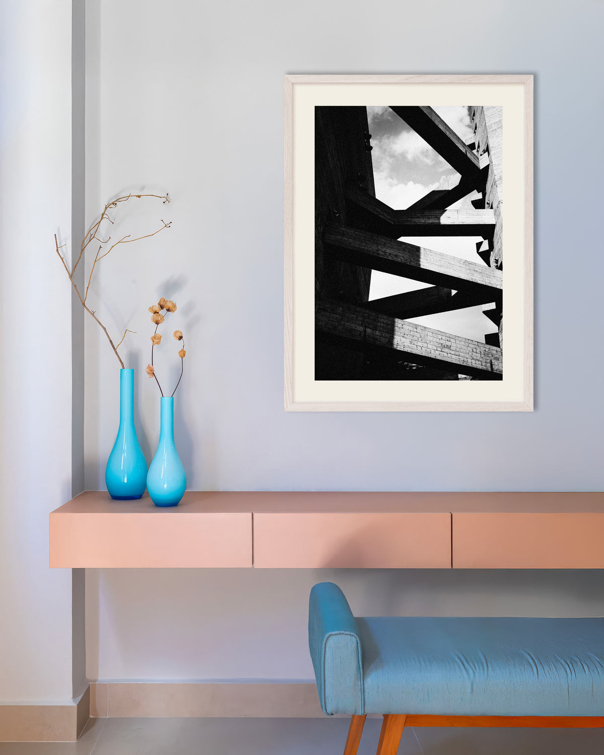 Poster ”Betongbalkar mot himlen”, med vit träram