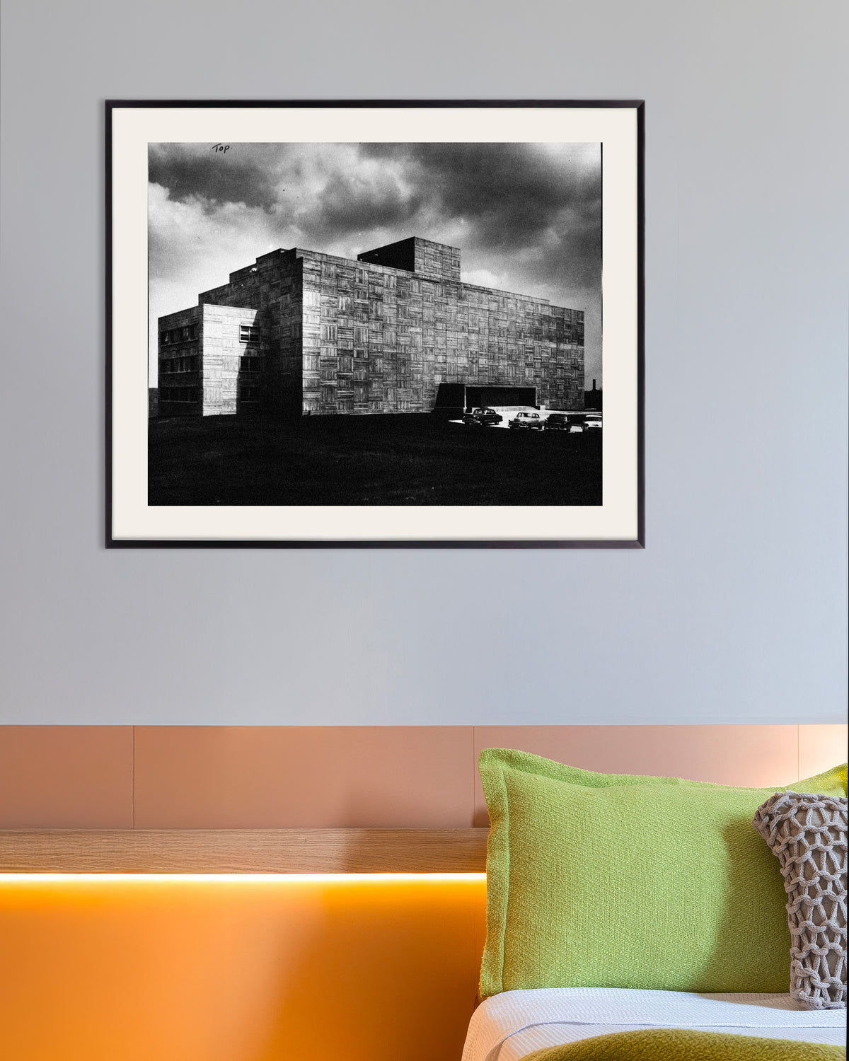 Poster ”Betongbyggnad under en storm”, med metallram