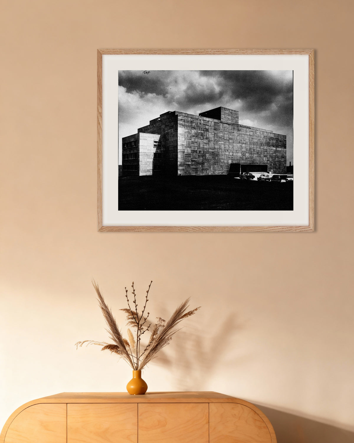 Poster ”Betongbyggnad under en storm”, med ram i naturträ