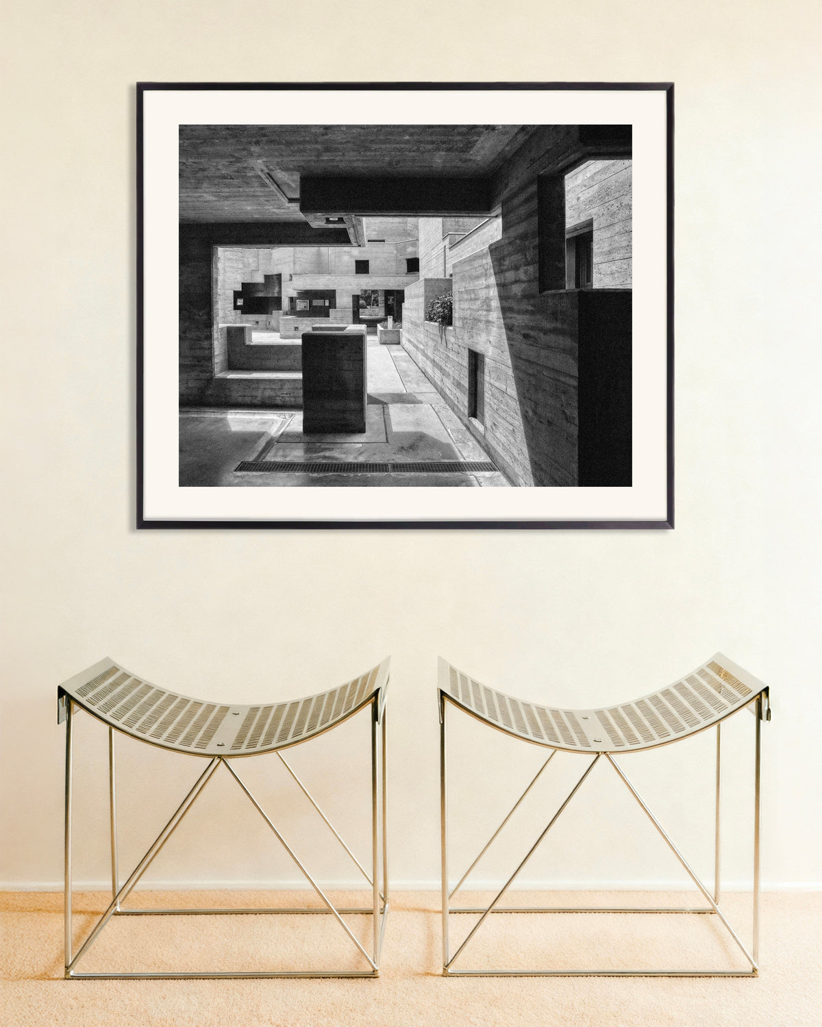 Poster ”Innergård i betong genom en ram”, med metallram