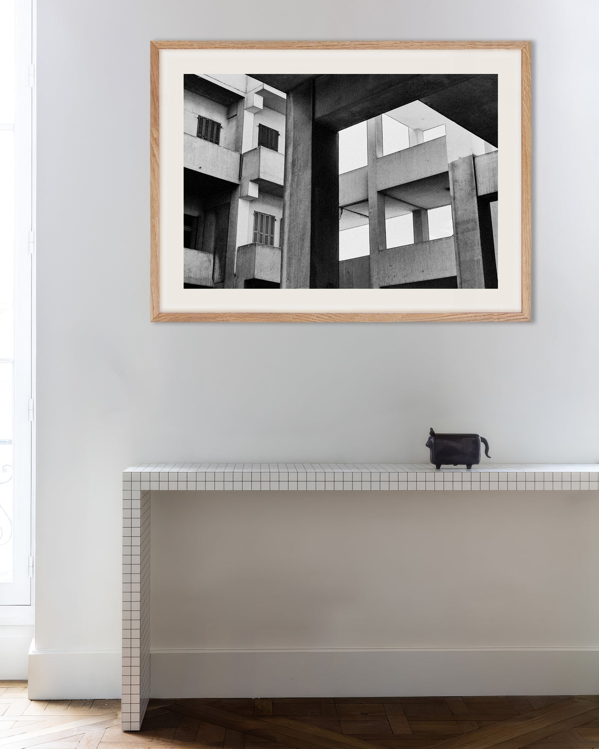 Poster ”Betongramar och fönsterluckor”, med ram i naturträ