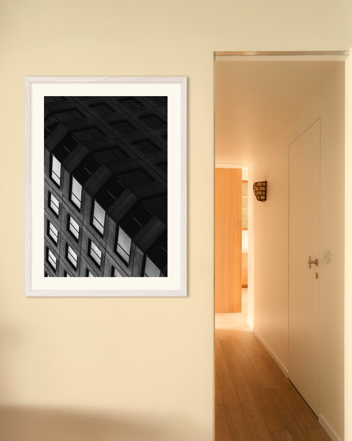 Poster ”Betongrutnät om natten”, med vit träram