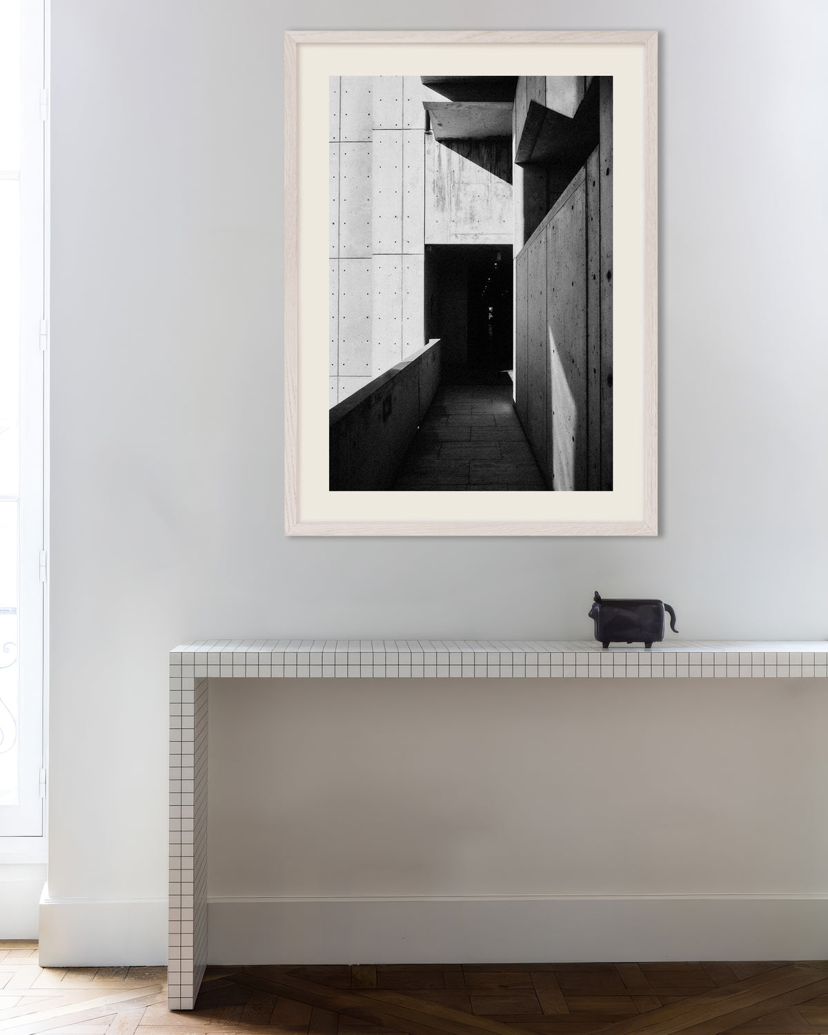 Poster ”Betongpassage i sol och skugga”, med vit träram
