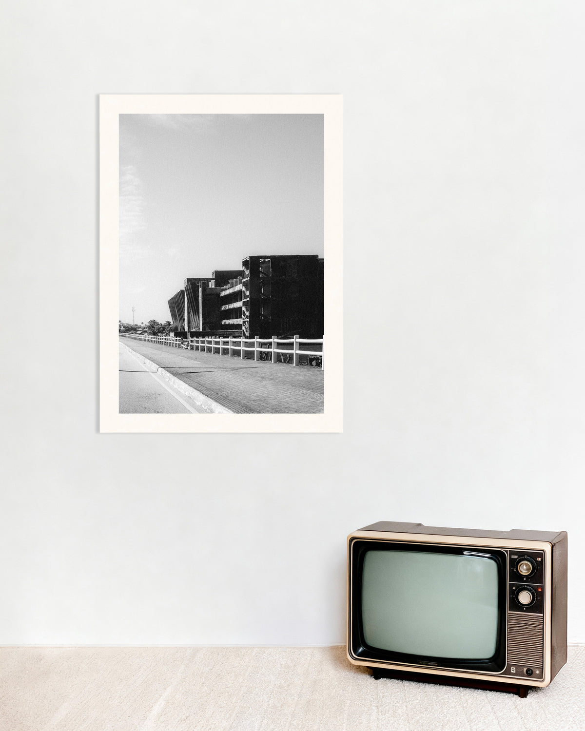 Poster ”Betongruin vid vägen”