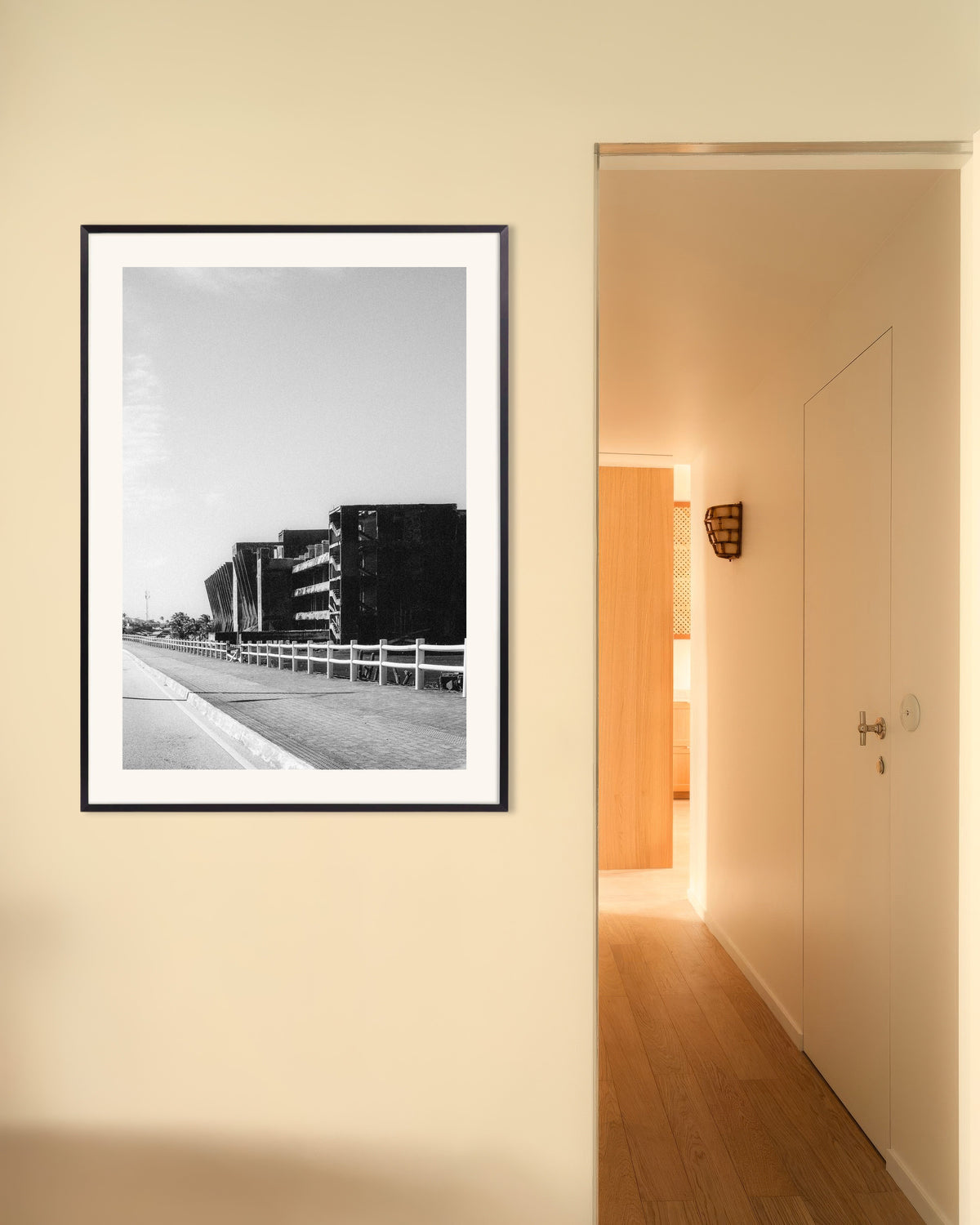 Poster ”Betongruin vid vägen”, med metallram