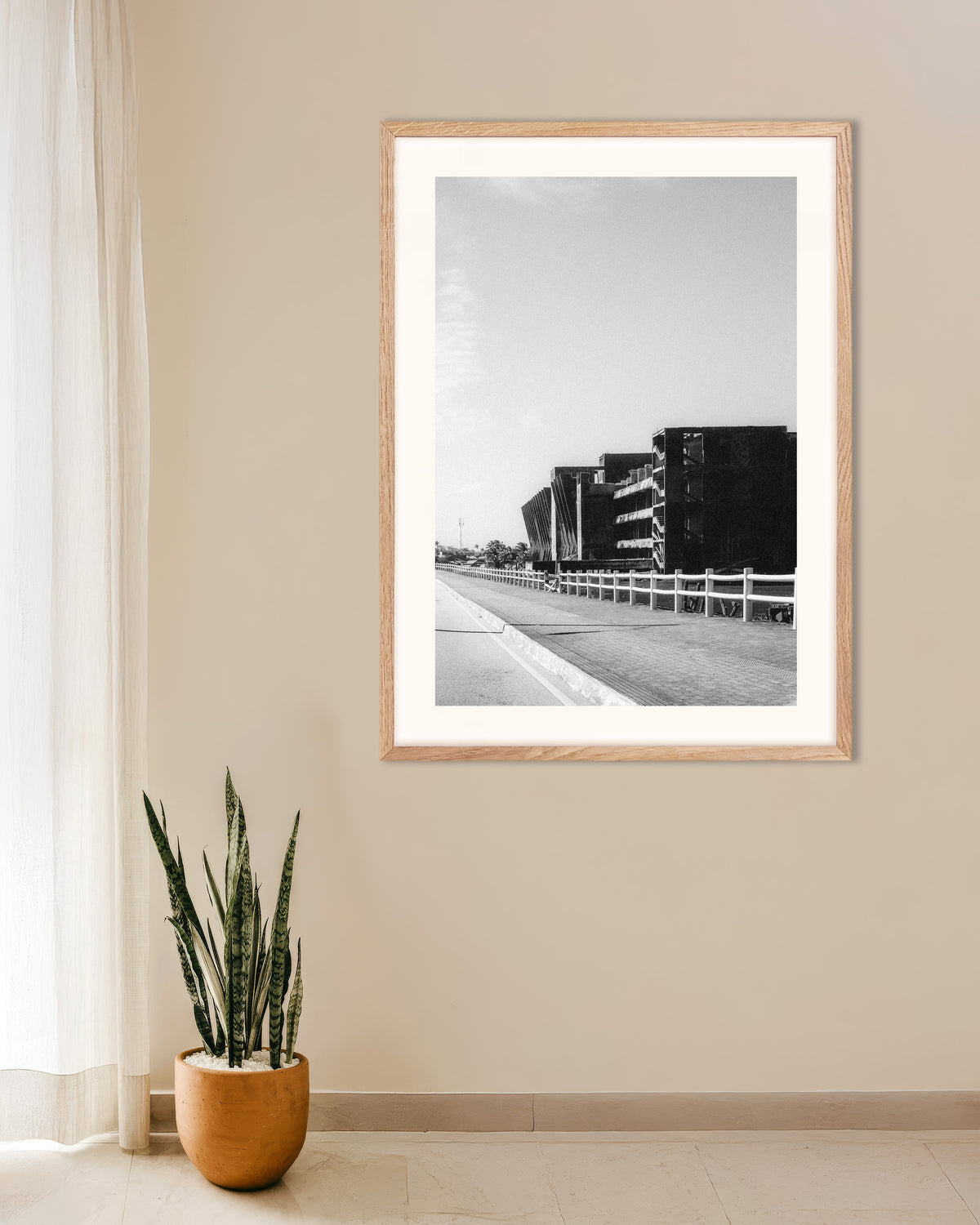 Poster ”Betongruin vid vägen”, med ram i naturträ