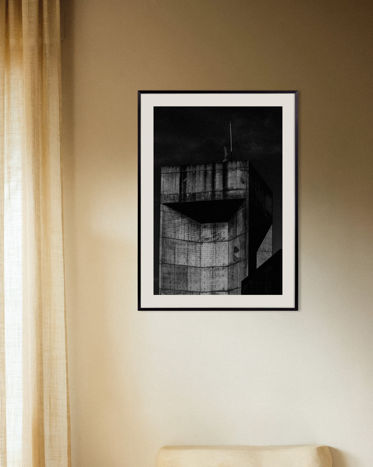 Poster ”Toppen av betongtornet på natten”, med metallram