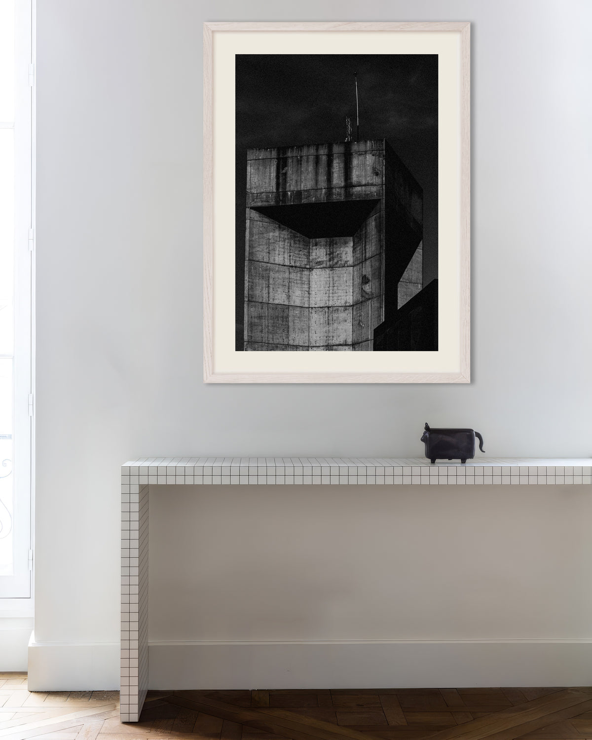 Poster ”Toppen av betongtornet på natten”, med vit träram