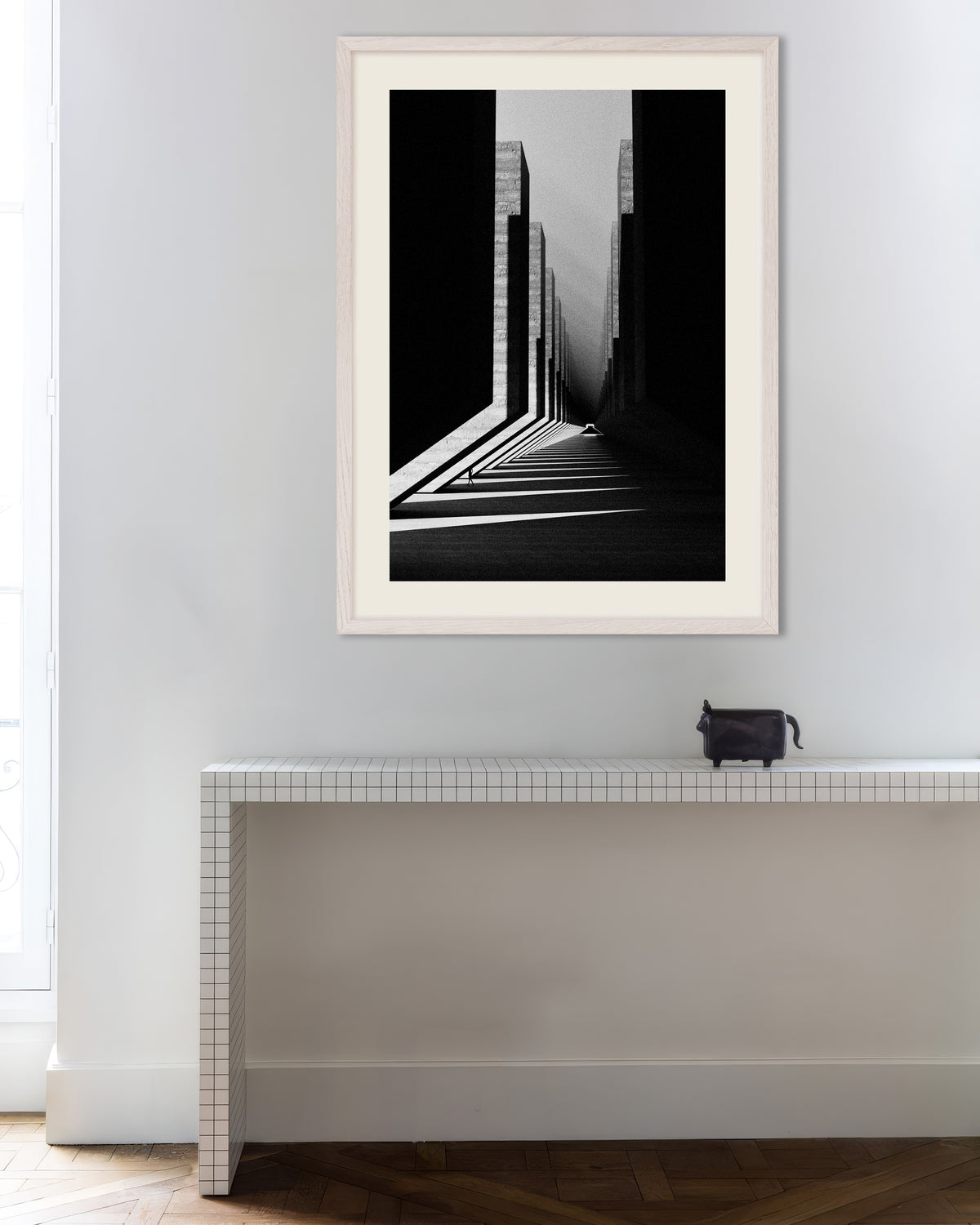 Poster ”Ljusets och betongens korridor”, med vit träram
