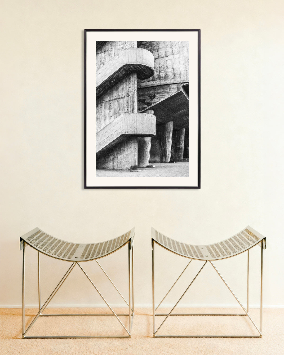 Poster ”Böjda ramper och betongpelare”, med metallram