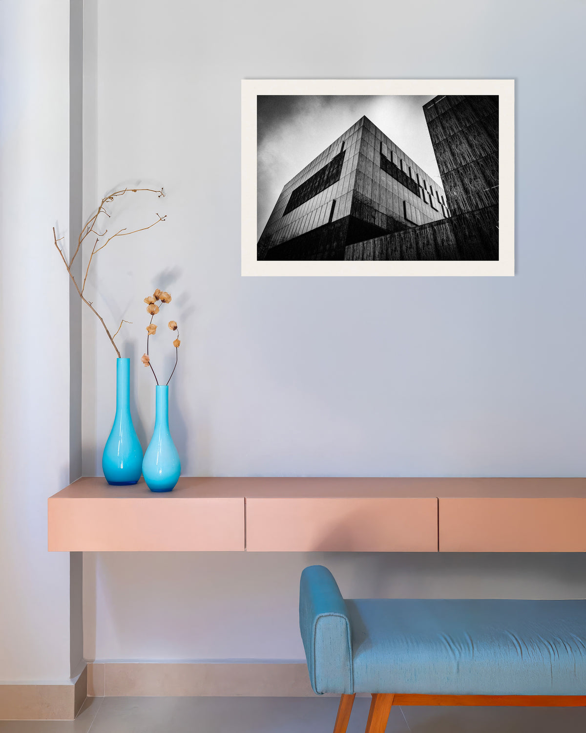 Poster ”Mörk betonglåda under molnen”
