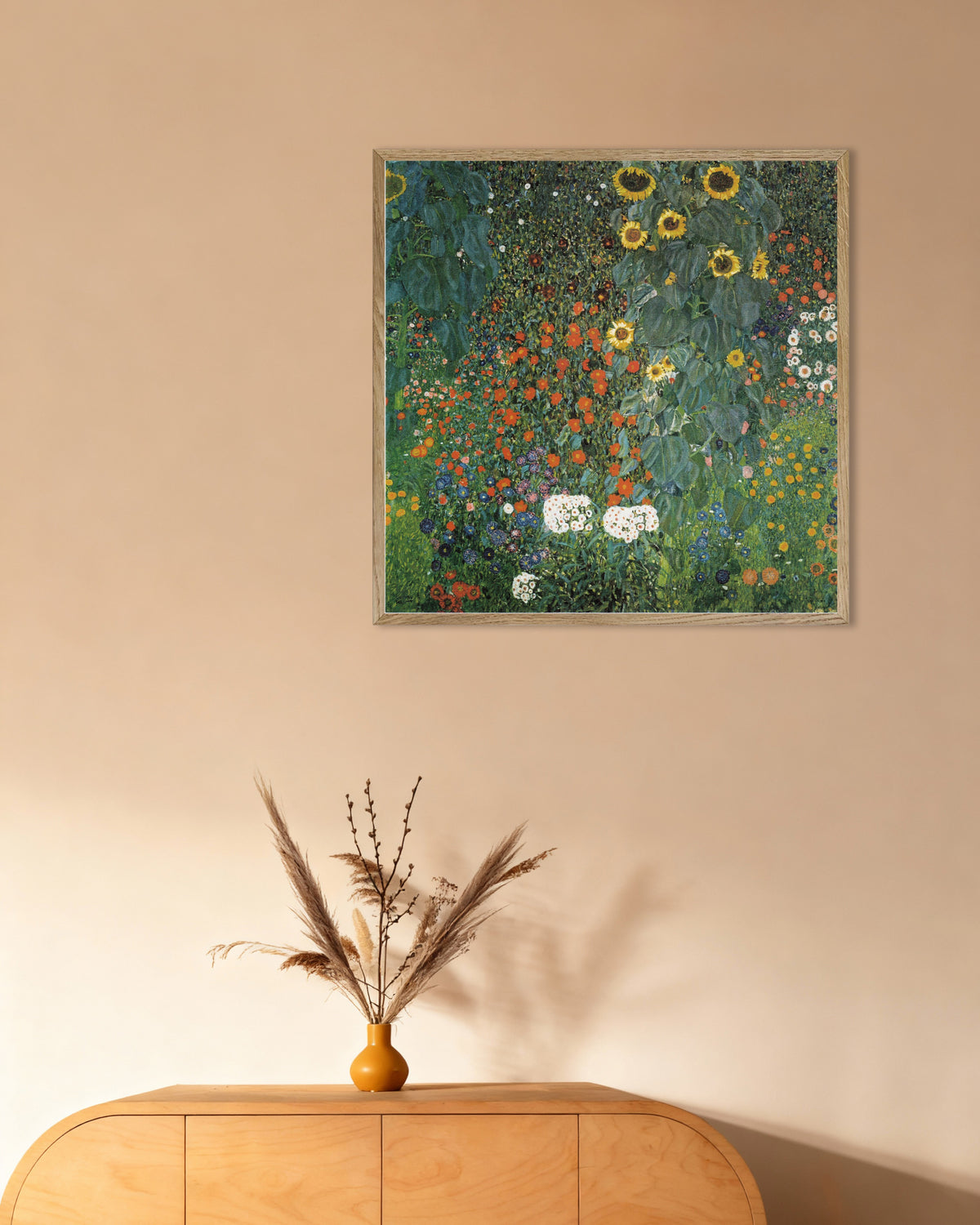 Poster Bondeträdgård med solrosor (1907) av Gustav Klimt med ram i naturträ