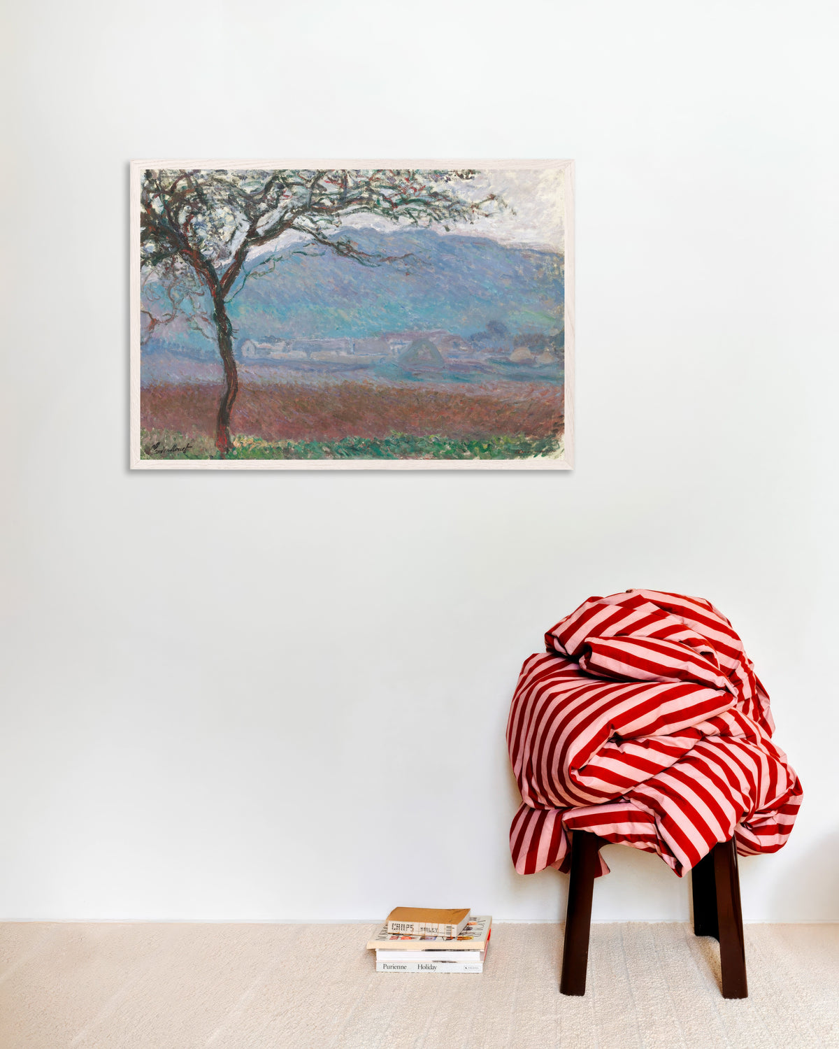 Poster Fält vid Giverny (1887) av Claude Monet med vit träram