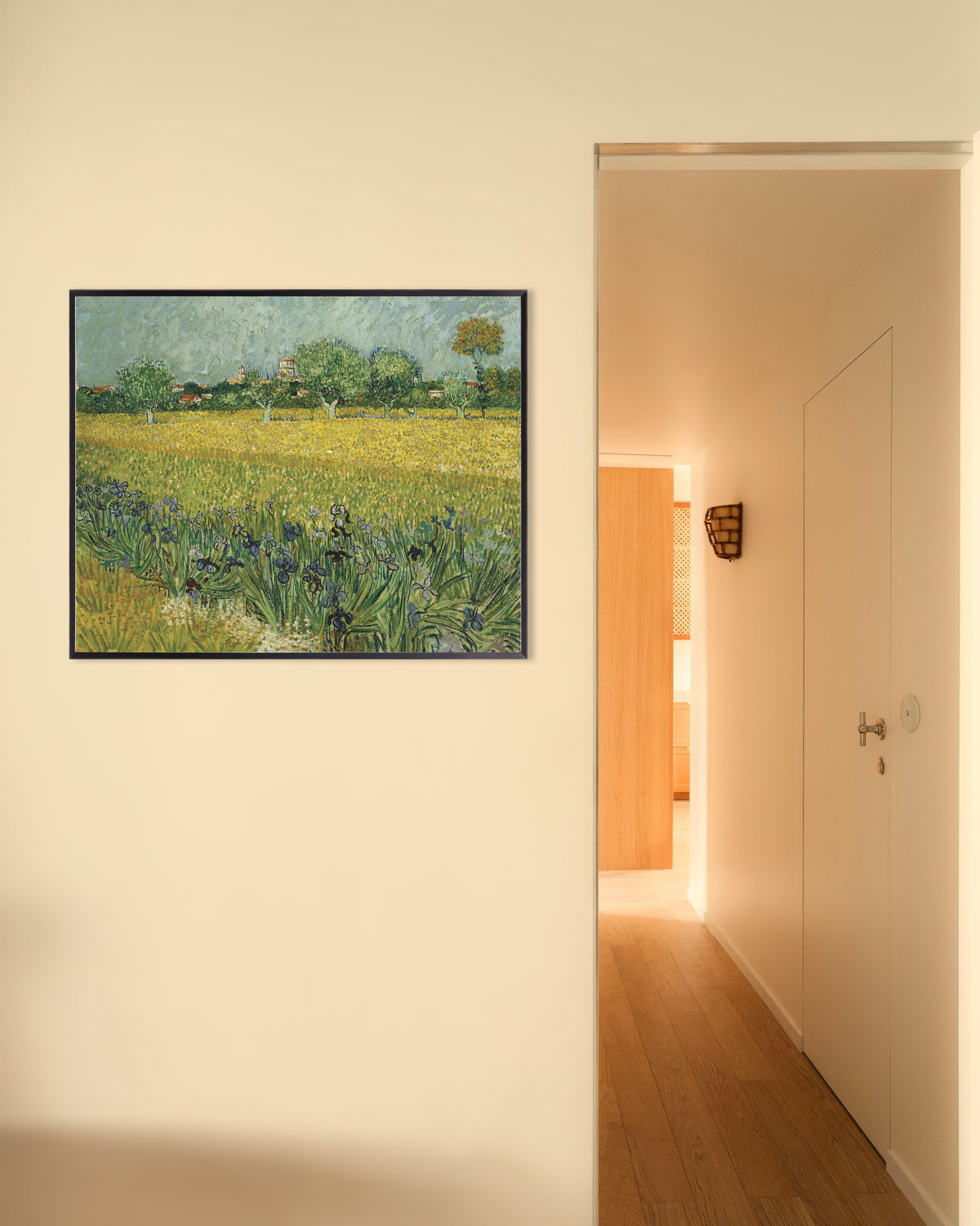Poster med Fält med iris nära Arles (1888) av Vincent van Gogh, med metallram