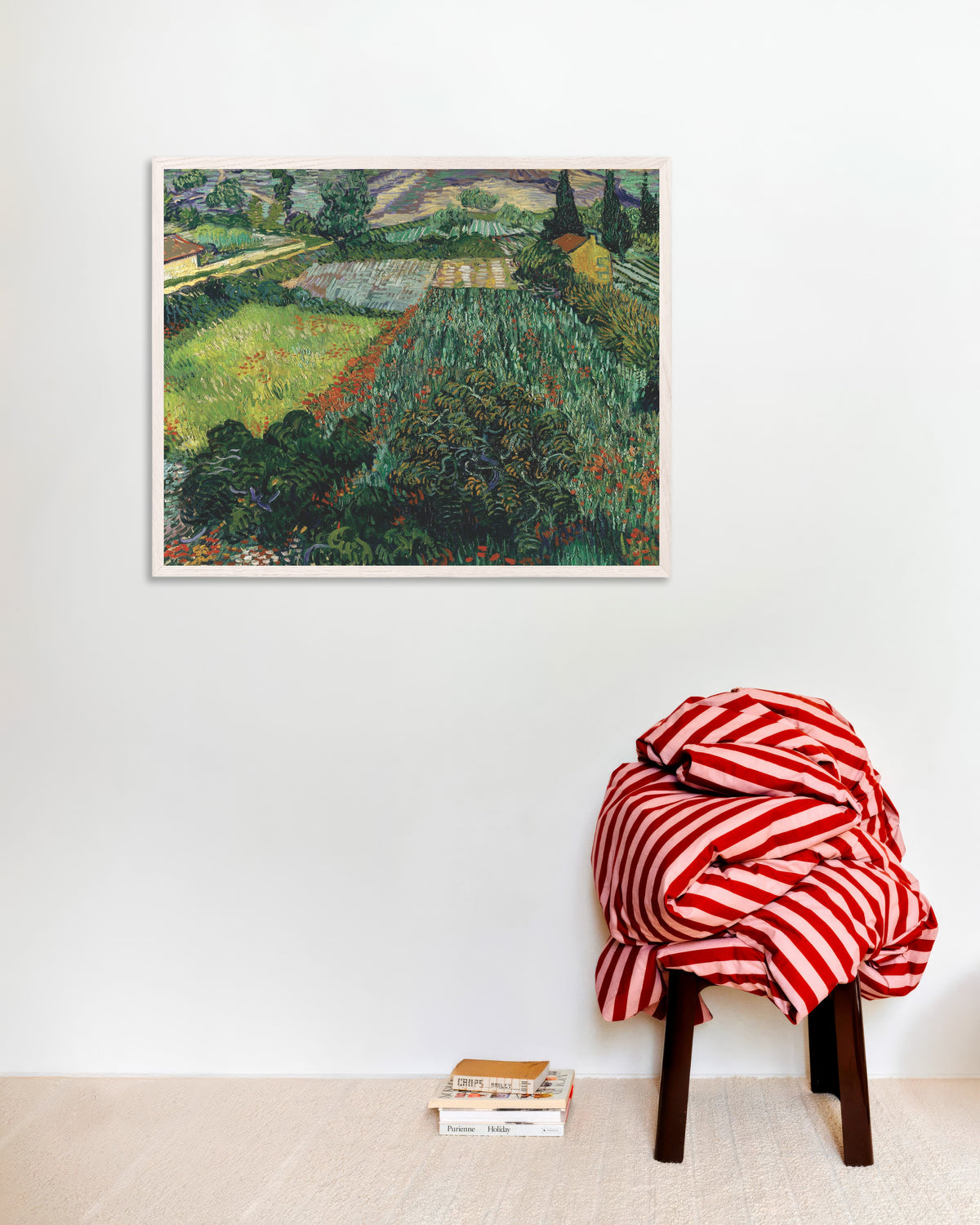 Poster med Fält med vallmo (1889) av Vincent van Gogh, med vit träram