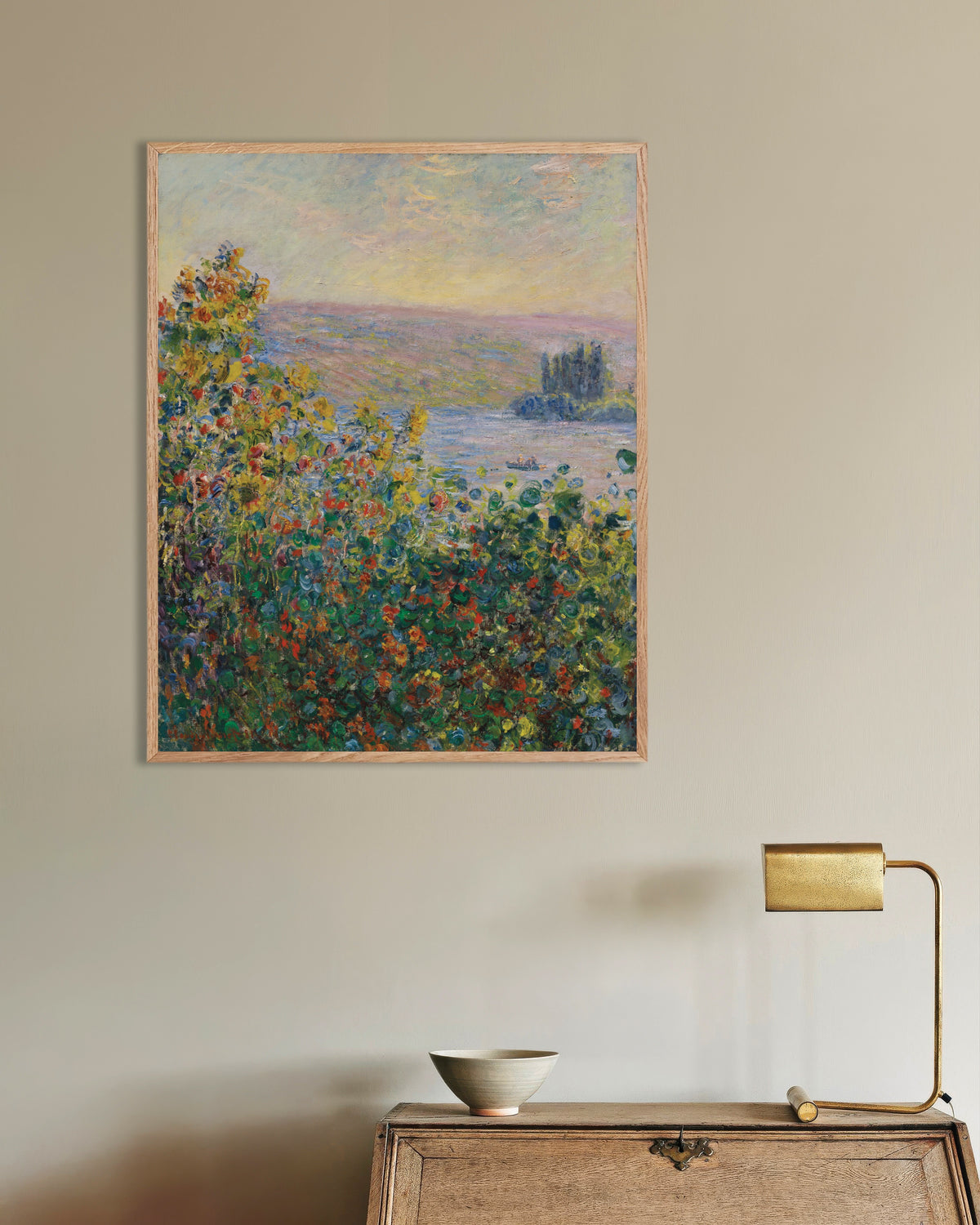 Poster Rabatter i Vétheuil (1881) av Claude Monet med ram i naturträ