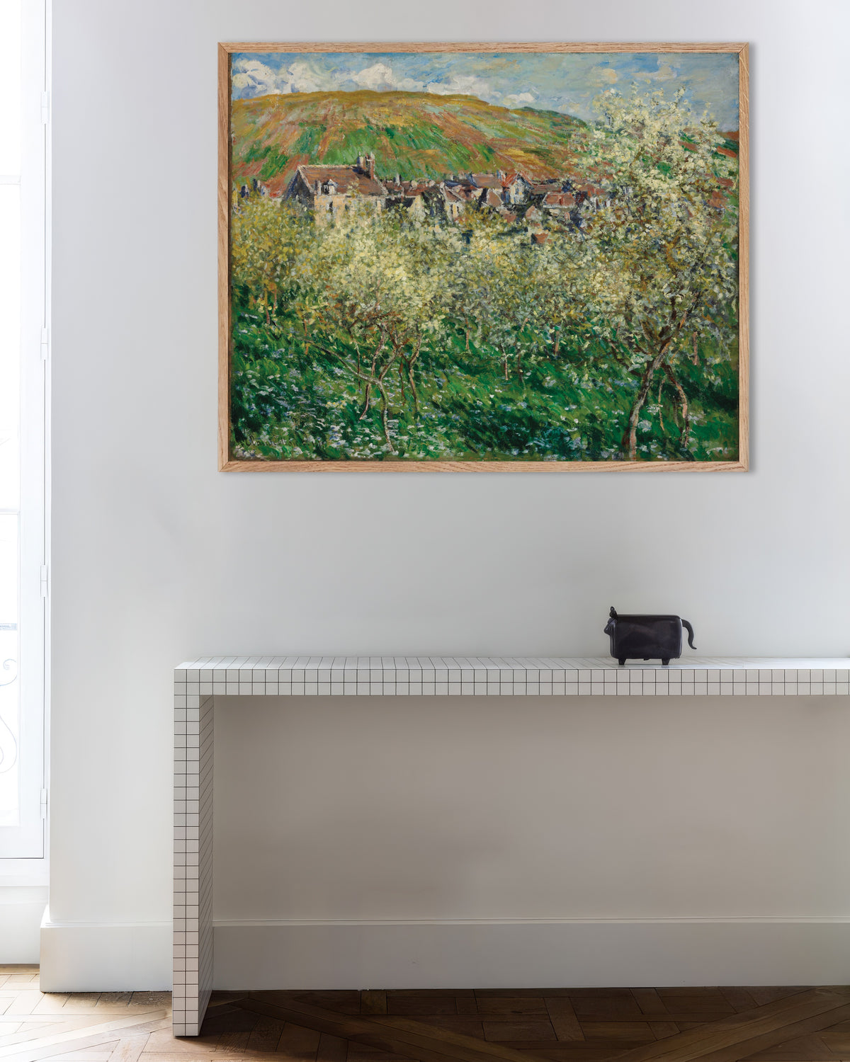 Poster Blommande plommonträd (1879) av Claude Monet med ram i naturträ