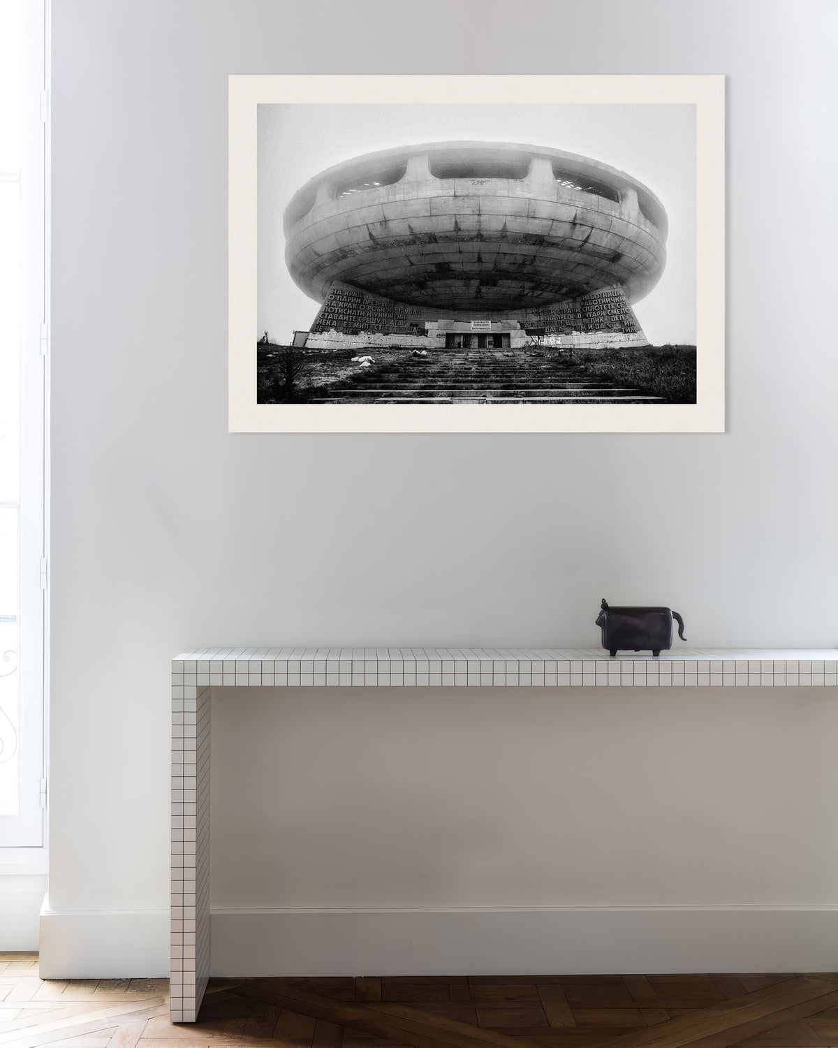 Poster ”Flygande tefat-monument i dimman”