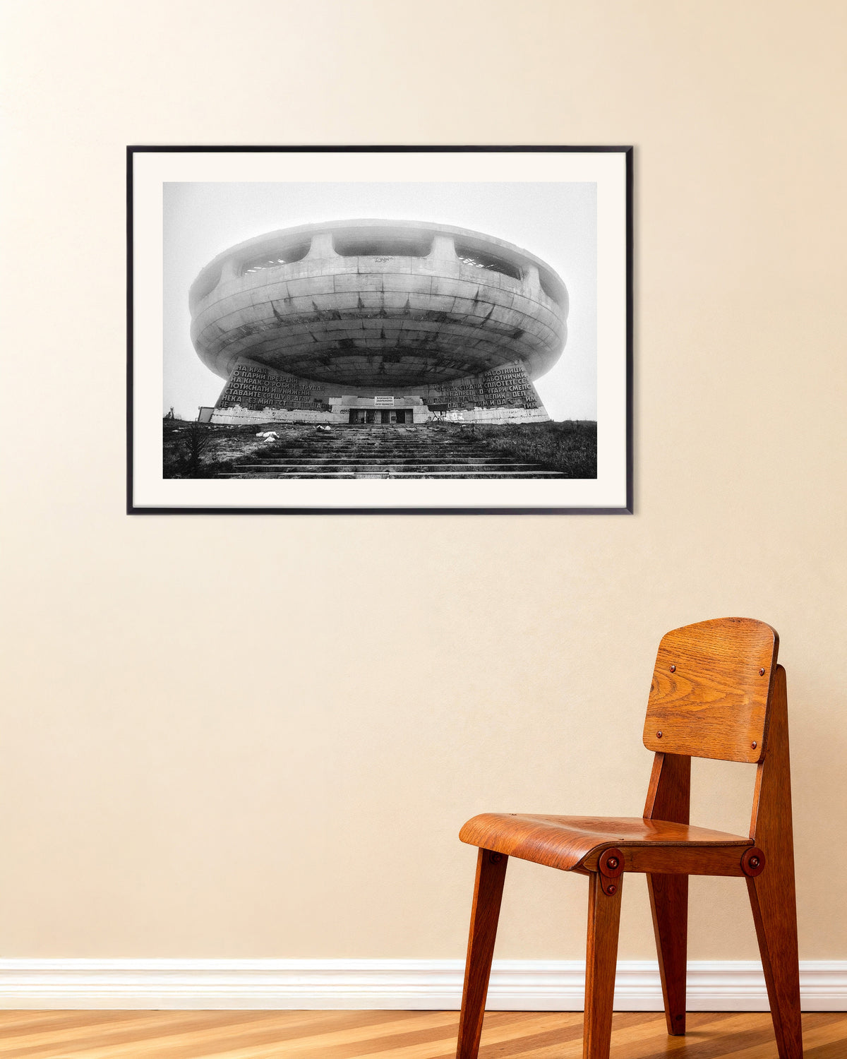 Poster ”Flygande tefat-monument i dimman”, med metallram