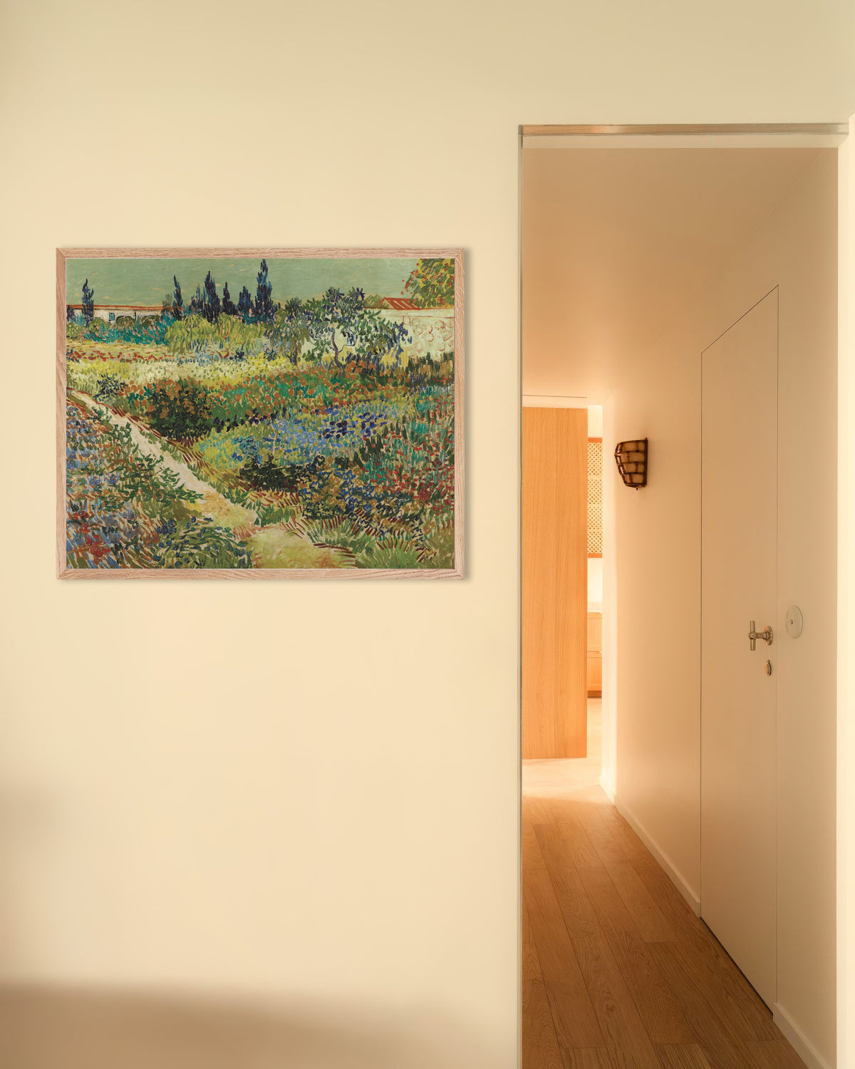 Poster med Trädgård i Arles (1888) av Vincent van Gogh, med ram i naturträ