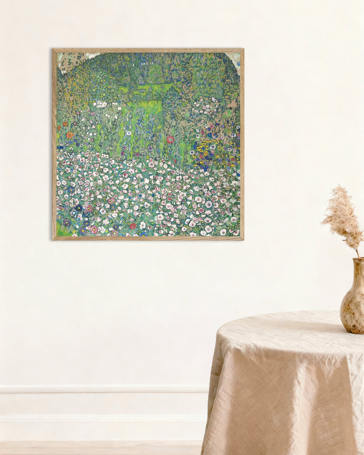Poster av Trädgårdslandskap med kulle (1916) av Gustav Klimt, med ram av naturträ