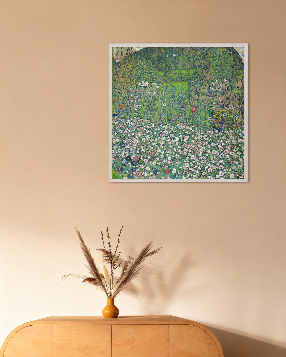 Poster av Trädgårdslandskap med kulle (1916) av Gustav Klimt, med vit träram