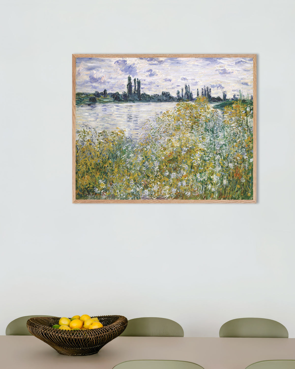 Poster Blomsterön vid Vétheuil (1880) av Claude Monet med ram i naturträ