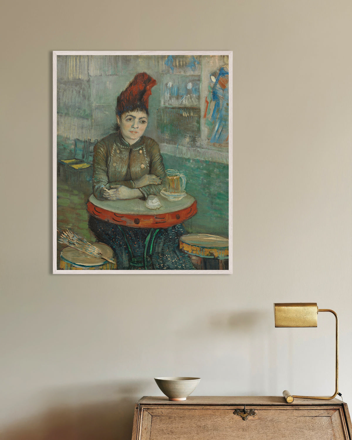 Poster med På kaféet, Agostina Segatori på Le Tambourin (1887) av Vincent van Gogh, med vit träram